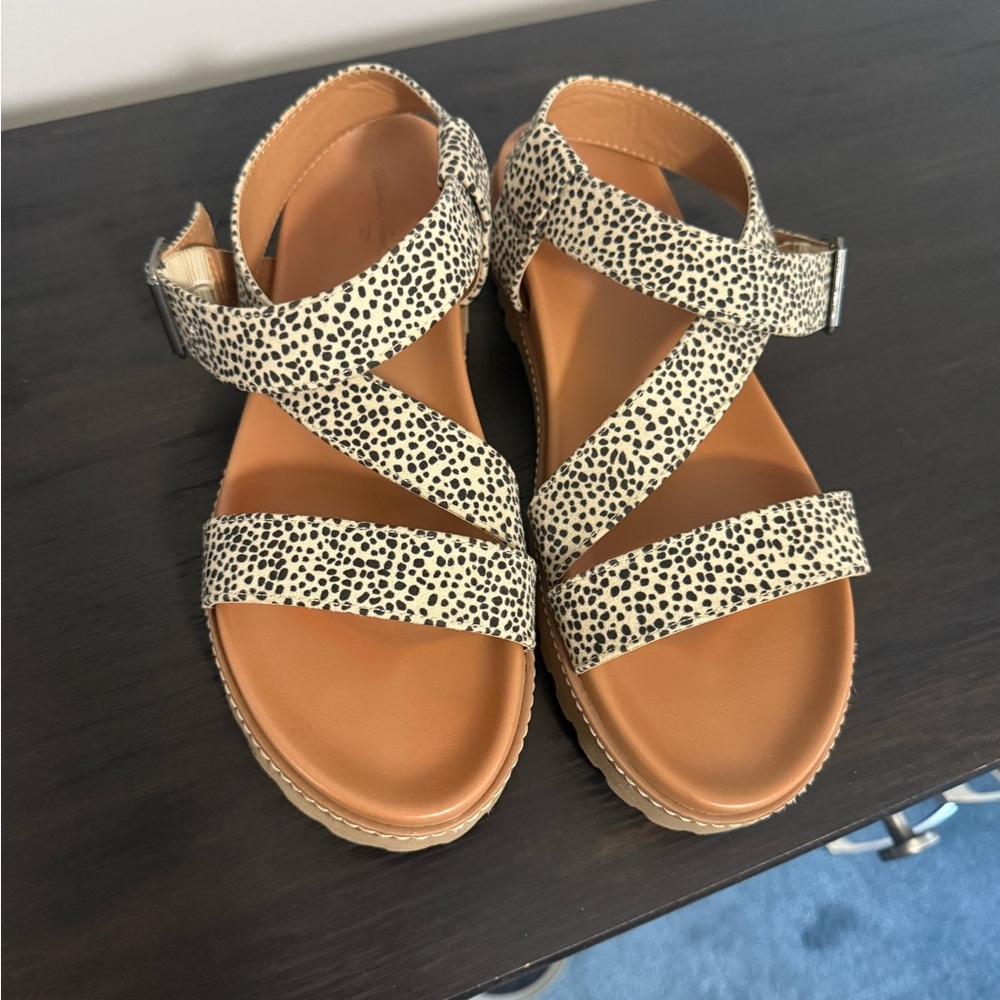 Universal Thread Black and Cream Sandals